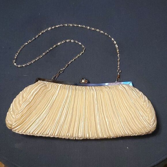 Fabric Cream Pleated Metal Chain Snap Closure Clutch Purse - Picture 1 of 4